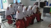 Belasan siswa Sekolah Dasar keracunan makanan di Sukabumi, sedang ditangani tim medis Puskesmas (Liputan6.com/Istimewa).