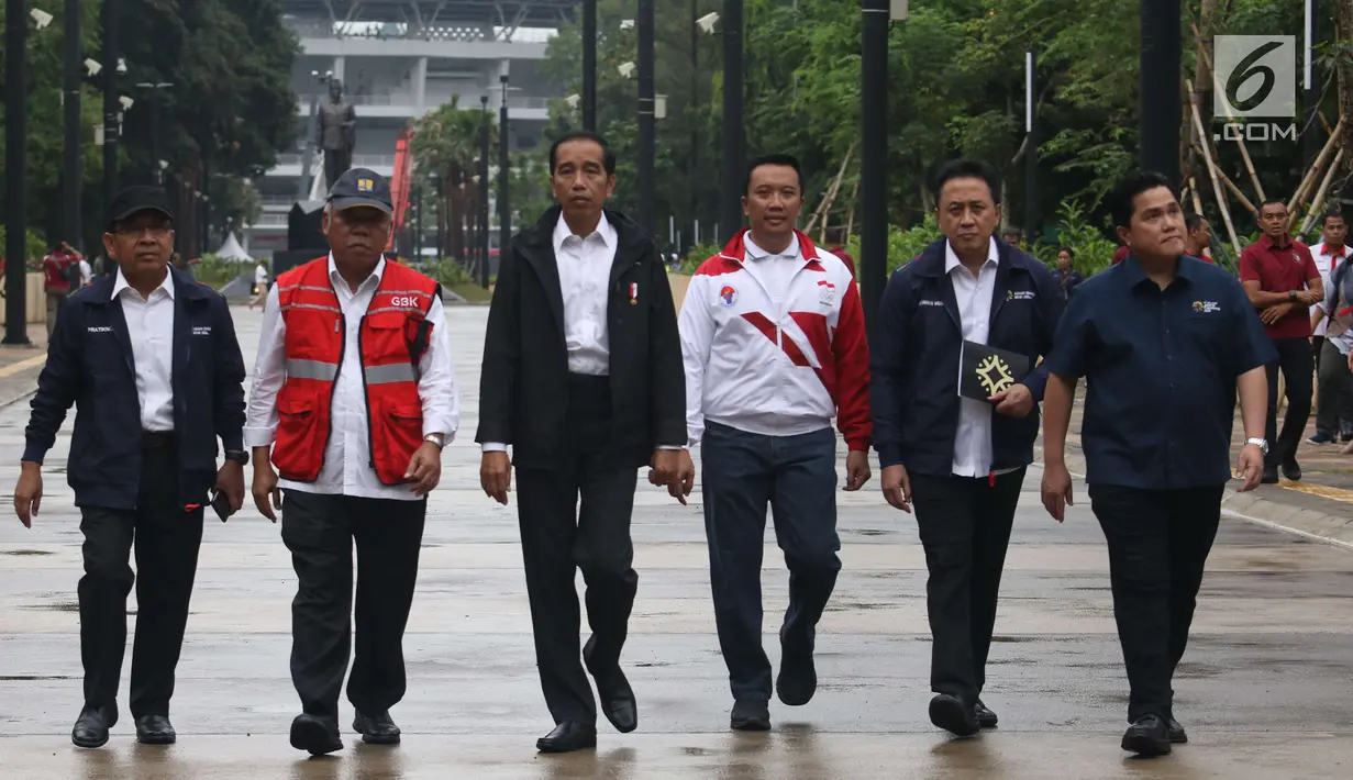 Presiden Joko Widodo (ketiga kiri) didampingi Menpora, Menteri PUPR, Kepala Bekraf, dan Ketua Inasgoc meninjau sejumlah venue Asian Games 2018 di Kompleks Gelora Bung Karno, Jakarta, Senin (25/6). (Liputan6.com/Angga Yuniar)