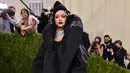 Rihanna tampil di acara Met Gala mengenakan koleksi Balenciaga Haute Couture. Gaun ini dihias secara khusus, dilengkapi dengan topi dan perhiasan yang serasi. Foto: Vogue.