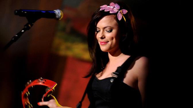 Lirik Lagu Trouble is a Friend - Lenka - Ragam Bola.com