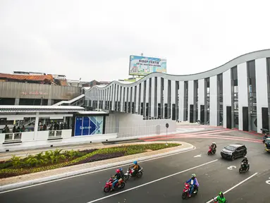 Suasana Jembatan Penyeberangan Orang (JPO) Senen Extension, di kawasan Senen, Jakarta, Kamis (3/12/2020). JPO Senen Extension yang juga menjadi penghubung menuju halte transjakarta tersebut merupakan jembatan yang telah direvitalisasi Pemprov DKI Jakarta. (Liputan6.com/Faizal Fanani)