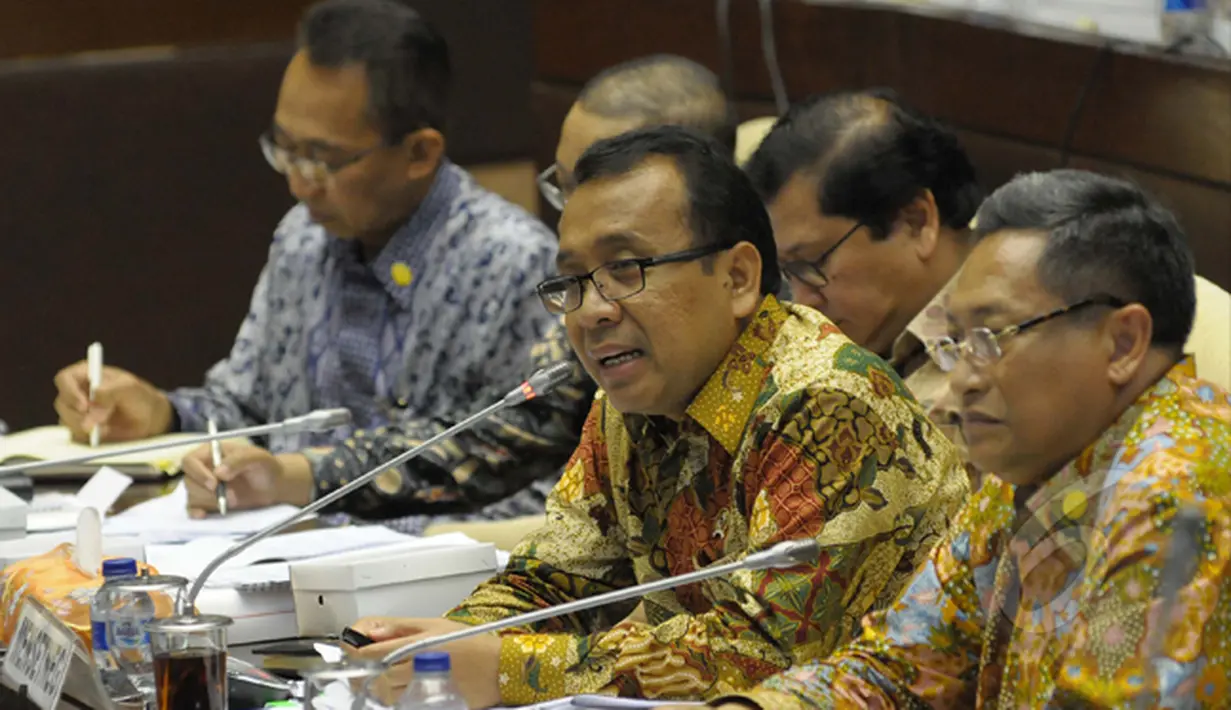 Menteri Sekretaris Negara Pratikno mengikuti rapat dengar pendapat (RDP) bersama Komisi II DPR, di Gedung DPR, Senayan, Jakarta, Senin (2/2/2015). (Liputan6.com/Andrian M Tunay) 
