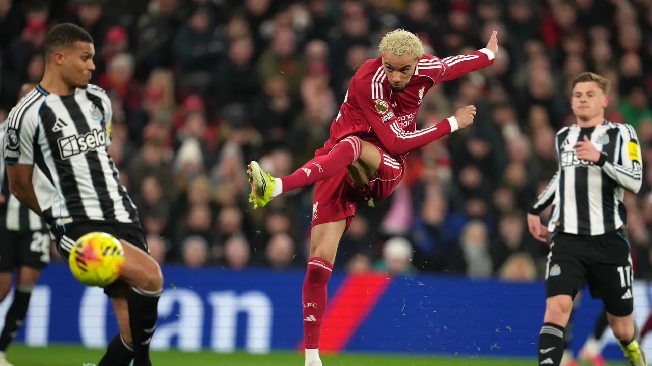Hugo Ekitike melepas tembakan di laga Liverpool vs Newcastle di pekan ke-24 Liga Inggris 2025/2026 di Anfield, Minggu (01/02/2026) dini hari WIB.