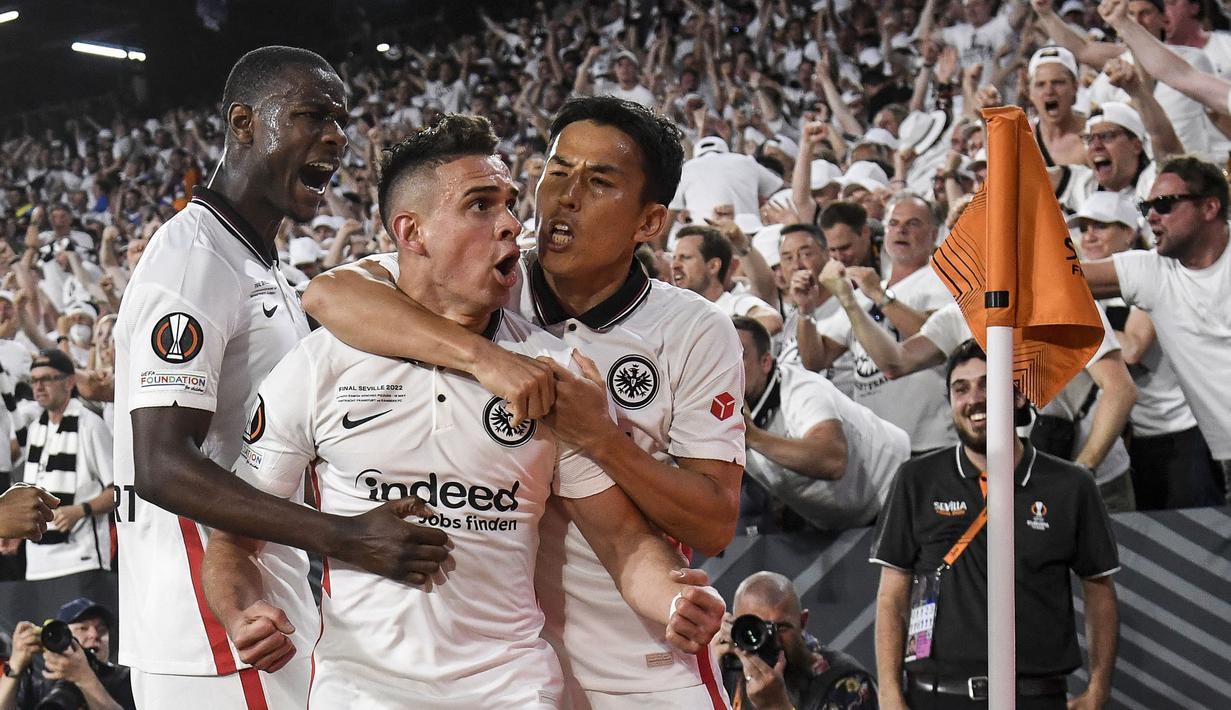 Gol penyeimbang yang ditunggu-tunggu pun akhirnya terjadi pada menit ke-69. Rafael Borre berhasil menemukan celah di antara bek Rangers ketika Filip Kostic mengirim umpan silang mendatar, dan sukses menceploskan bola ke gawang. (AFP/Cristina Quicler)