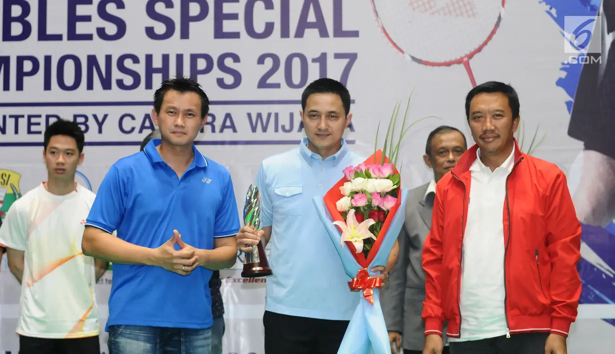 Mantan pemain bulu tangkis Indonesia , Ricky Subagja (kedua kanan) menerima penghargaan tokoh bulu tangkis berprestasi versi CWIBC di Candra Wijaya Internasional Badminton Centre, Tangerang, Selasa (19/12). (Liputan6.com/Helmi Fithriansyah)