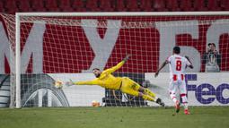 Crvena Zvezda menyamakan kedudukan melalui titik pinalti. Guelor Kanga  yang maju sebagai eksekutor menjalankan tugasnya dengan baik. (Foto: AFP/Pedja Milosavljevic)