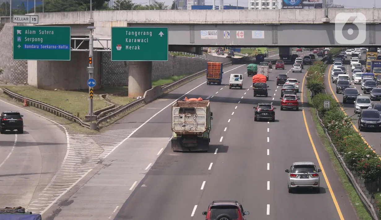 Kendaraan melaju di tol Jakarta-Merak, Tangerang, Sabtu (18/12/2021). Pemerintah menerapkan sejumlah syarat perjalanan darat bagi penumpang atau pengguna moda transportasi darat selama libur Natal dan Tahun Baru 2022 (Nataru), salah satunya menunjukkan kartu vaksin. (Liputan6.com/Angga Yuniar)