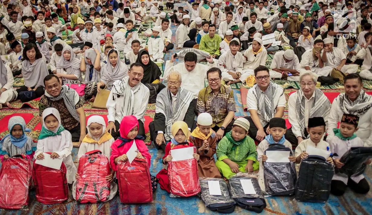Wakil Dirut PT Agung Podomoro Land Tbk. (APLN) dan Ketua Bidang Keagamaan Yayasan Agung Podomoro Land Noer Indradjaja bersama jajaran PT Agung Podomoro Land Tbk foto bersama dengan anak yatim saat buka puasa di Jakarta, Senin (20/5). (Liputan6.com/Faizal Fanani)