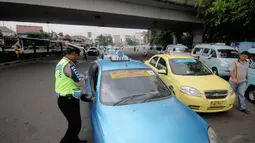 Razia tersebut dilakukan karena maraknya perampokan yang kerap terjadi di dalam taksi, Jakarta, Jumat (5/12/2014). (Liputan6.com/Faizal Fanani)
