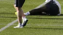 Gelandang Jerman, Bastian Schweinsteiger saat memanggil tim medis untuk rekan setimnya Jerome Boateng yang terkapar di Stade Camille Fournier, Perancis, (7/6). (REUTERS / Denis Balibouse)