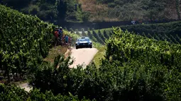 Pereli Prancis, Sebastien Ogier dan co-driver Julien Ingrassia, saat beraksi dalam Reli Jerman di Trier, Jerman. Jumat (21/8/2015). (AFP Photo/Patrik Stollarz)