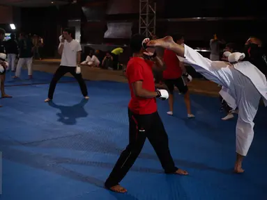 Peserta berlatih sebelum bertanding dalam Kejuaraan Dunia Shotokan Karate-do International Federation (SKIF) di Jiexpo Kemayoran, Jakarta, Minggu (28/8). Kejuaraan Dunia Karate SKIF ini merupakan yang ke-12 kalinya diadakan. (Liputan6.com/Faizal Fanani)