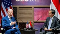 Presiden Joko Widodo berbincang dengan Presiden Amerika Serikat (AS) Joe Biden saat melakukan pertemuan bilateral di Nusa Dua, Bali (14/11/2022). Konferensi Tingkat Tinggi (KTT) G20 di Bali yang akan digelar pada 15-16 November 2022. (AFP/Saul Loeb)