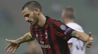 Bek AC Milan, Leonardo Bonucci, tampak lesu usai tim nya ditahan imbang AEK Athens pada laga Liga Europa di Stadion San Siro, Milan,  Kamis (19/10/2017). AC Milan bermain imbang 0-0 dengan AEK Athens. (AP/Luca Bruno)