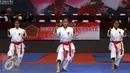 Tiga atlet memeragakan gerakan Kata Beregu Putri saat pembukaan Kejurmas Karate Piala Panglima TNI ke-IV di GOR Ahmad Yani Mabes TNI, Jakarta, Jumat (19/8). Kejurnas dibuka oleh Panglima TNI Jenderal Gatot Nurmantyo. (Liputan6.com/Helmi Fithriansyah)
