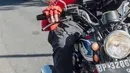 Menggunakan rompi jeans berwarna gelap dan memakai kaos lengan panjang dengan bertuliskan Star Wars. Penampilan Bisma dengan kaca mata hitam terlihat seperti seorang biker yang suka naik motor di jalanan. (Liputan6.com/IG/@sibisma)
