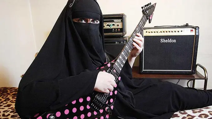 Kenalin Gisele Marie, Perempuan Bercadar Ini Gitaris Grup Metal!