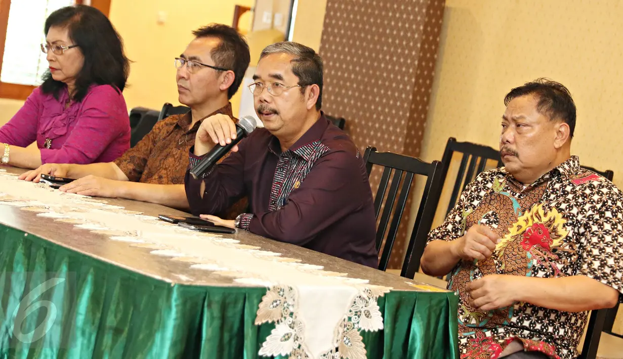 Wali Kota Jakpus, Mangara Pardede (kedua kanan) bersama pengelola GBK memberikan keterangan di Jakarta, Jumat (13/5). Manajemen PPKGBK bersama Pemprov DKI akan menertibkan pedagang tanaman hias di trotoar kawasan Senayan. (Liputan6.com/Immanuel Antonius)