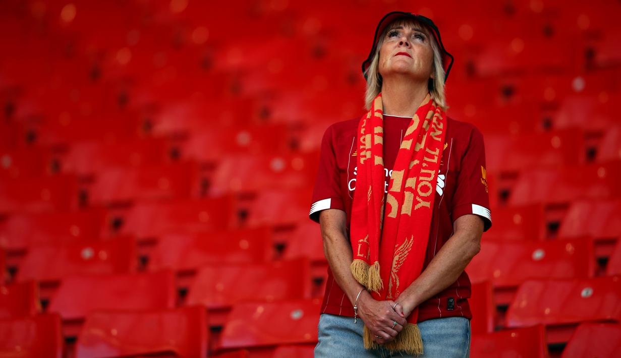 Fans wanita terlihat di tribun usai pertandingan antara Liverpool dan Wolverhampton Wanderers pada lanjutan Liga Inggris di stadion Anfield (12/5/2019). Liverpool gagal meraih juara Liga Inggris untuk pertama kalinya sejak 1990 karena Manchester City menang atas Brighton 4-1.(AP Photo/Dave Thompson)