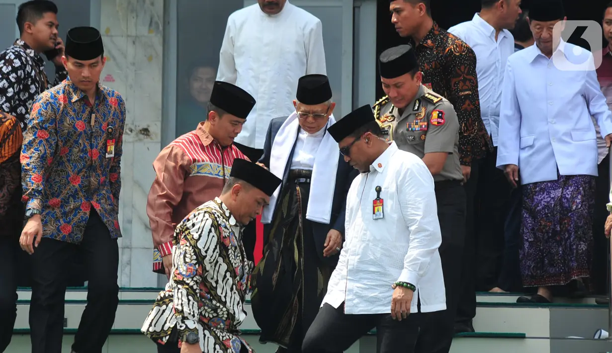 Wakil Presiden Ma’ruf Amin usai salat Jumat sebelum membuka Musyawarah Bersama (Mubes) di Masjid Baiturrahman, Semarang, Jumat (13/12/2019).  Selain lima ormas tersebut, Musyawarah Bersama juga diikuti Nahdlatul Ulama (NU) dan Muhammadiyah serta beberapa ormas Islam lainnya. (Liputan6.com/Gholib)