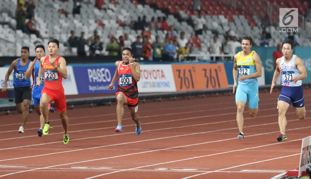 Pelari cepat Indonesia, Lalu Muhammad Zohri (keempat kiri) saat kualifikasi lari 100 meter Asian Games 2018 di Stadion GBK, Jakarta, Sabtu (25/8). Lalu M Zohri mencatat waktu 10,27 detik dan berhak tampil di semifinal. (Liputan6.com/Helmi Fithriansyah)