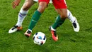 Gelandang Portugal, Joao Mario (depan) mengontrol bola dari kawalan gelandang Islandia, Aron Gunnarsson pada laga Grup F Piala Eropa di Stade Geoffroy-Guichard, Prancis, Selasa (14/6). Islandia berhasil tahan imbang Portugal 1-1. (REUTERS/Max Rossi)
