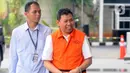 Direktur Utama PTPN III (Persero), Dolly Pulungan tersenyum saat tiba di Gedung KPK, Jakarta, Kamis (28/11/2019). Dolly Pulungan diperiksa sebagai tersangka terkait menerima suap pengelolahan Distribusi gula di PTPN III. (merdeka.com/Dwi Narwoko)