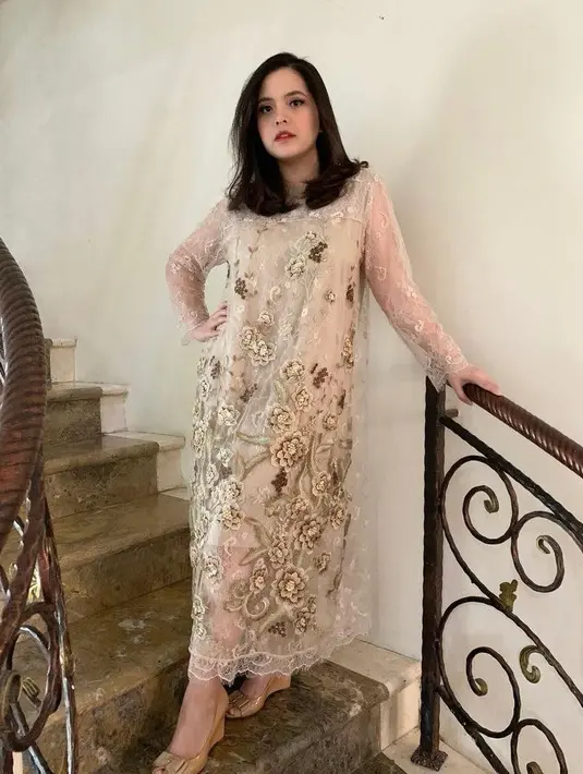 Dress brokat yang bernuansa tembaga bikin Tasya Kamila terlihat elegan. [Foto: IG/tasyakamila].