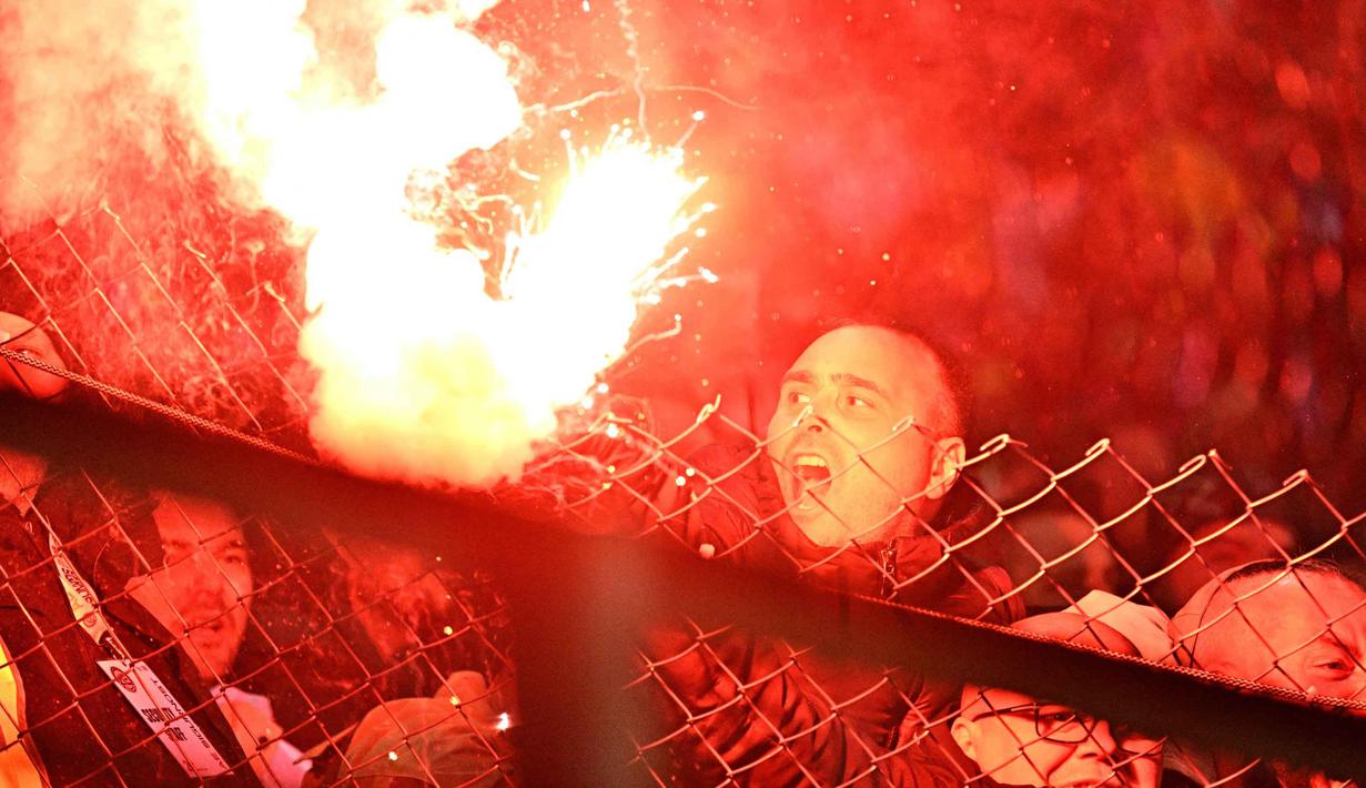 Sebelumnya, debut Bosnia dan Herzegovina terjadi pada Piala Dunia 2014 di Brasil. Tampak dalam foto, suporter Timnas Bosnia dan Herzegovina menyalakan suar saat mereka menyaksikan pertandingan final play-off kualifikasi Piala Dunia 2026 zona Eropa melawan Italia dari sebuah gedung apartemen tepat di luar stadion, Zenica, Bosnia, Selasa, 31 Maret 2026. (Elvis BARUKCIC/AFP)
