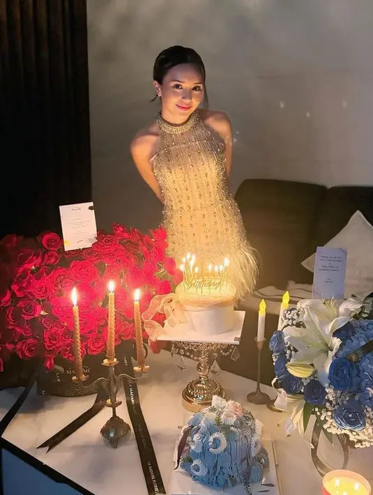 Wajahnya pun dipoles dengan makeup natural tampak hanya lipstik pink di bibirnya. Rambutnya diikat cepol ke belakang menyisakan sedikit poni. [@bebytsabina]