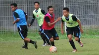 Para pemain Persab Brebes tengah menjalani latihan, Rabu (29/3/2017), sebagai persiapan untuk mengarungi Liga 3 zona Jawa Tengah, April mendatang. (Liputan6.com/Fajar Eko Nugroho)