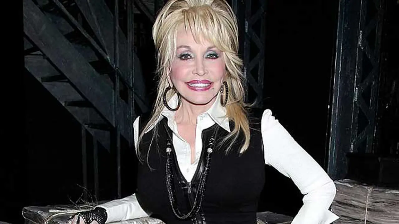 dolly-parton-131022b.jpg