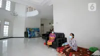 Aktivitas warga positif Covid-19 tanpa gejala yang menjalani isolasi mandiri di sebuah rumah mewah di Jalan MPR 1, Cilandak, Jakarta, Rabu (7/7/2021). Di rumahnya seluas 3000 meter persegi itu, ada empat dari 22 warga yang jalani isolasi mandiri. (merdeka.com/Arie Basuki)