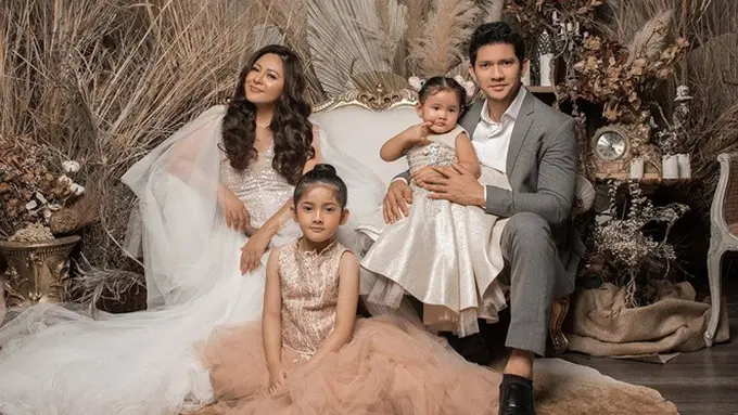 6 Pemotretan Perdana Keluarga Iko Uwais dan Audy Item, Romantis