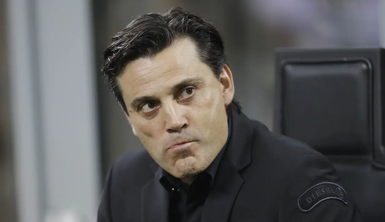 Pelatih AC Milan, Vincenzo Montella, tampak kecewa usai tim nya ditahan imbang AEK Athens pada laga Liga Europa di Stadion San Siro, Milan, Kamis (19/10/2017). AC Milan bermain imbang 0-0 dengan AEK Athens. (AP/Luca Bruno)