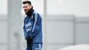Striker Argentina, Lionel Messi, tersenyum saat mengikuti sesi latihan jelang laga persahabatan di Moscow, Rusia, Selasa (7/11/2017). Argentina akan berhadapan dengan Rusia dan Nigeria. (AFP/Kirill Kudryavtsev)