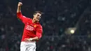 Gelandang - Cristiano Ronaldo. Pesepak bola yang lengkap, mampu memberi umpan dan juga produktif mencetak gol. Selama enam musim di Old Trafford dirinya menjadi andalan bagi Sir Alex. (AFP/Adrian Dennis)