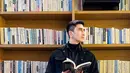 Verrell tampil serba hitam mengenakan inner turtleneck, dengan kemeja dipadukan outer jaket denim dan celana panjang bahannya. Sambil membawa tas Hermes. [@bramastavrl]