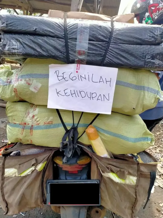 9 Tulisan Kocak di Belakang Motor saat Bawa Barang Ini Bikin Geleng Kepala