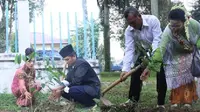 Pasangan pengantin eks penghuni lokalisasi Payo Sigadung, Kota Jambi ikut program nikah massal dan di wajibkan menanam pohon (Bangun Santoso/Liputan6.com)