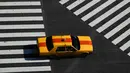 Sebuah taksi melewati Shibuya Crossing yang juga disebut sebagai persimpangan pejalan kaki tersibuk dunia, di Tokyo, 13 Juni 2019. Di Shibuya Crossing ini juga dijadikan lokasi syuting dari film Fast & Farious: Tokyo Drift. (AP Photo/Jae C. Hong)