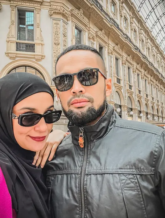 Tak hanya berada di Swiss saja, namun Shireen dan Wisnu sebelumnya diketahui menikmati waktu liburan di Milan, Italia. Keduanya juga tampil kompak dalam balutan busana bernuansa hitam dan pink serta kacamata. (Liputan6.com/IG/@shireensungkar)