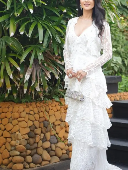 Menariknya, dress tersebut pun ditambahkan dengan outer bolero lace yang dihiasi embroidery. Membuat dress terkesan lebih formal. [@farahquinnofficial]