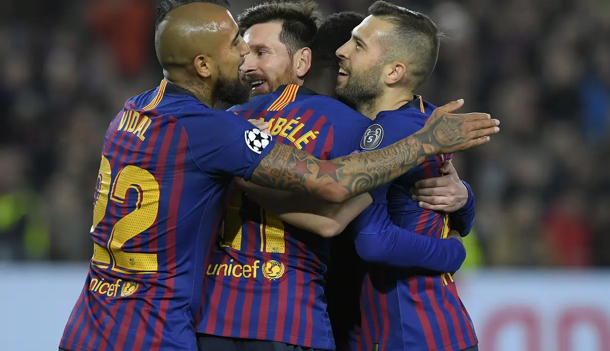 Selebrasi gol pertama Barcelona pada leg kedua, babak 16 besar Liga Champions yang berlangsung di Stadion Camp Nou, Barcelona, Kamis (14/3). Barcelona menang 5-1 atas Lyon. (AFP/Lluis Gene)