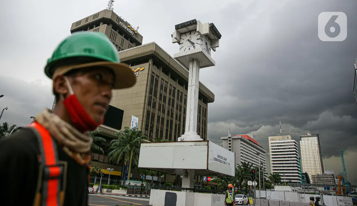 Pekerja melintas di sekitar Menara Jam Thamrin, Jakarta, Sabtu (29/5/2021). PT MRT Jakarta (Perseroda) akan merelokasi Menara Jam Thamrin yang terletak di perempatan antara Jalan MH Thamrin dan Jalan Kebon Sirih pada Juli 2021. (Liputna6.com/Faizal Fanani)