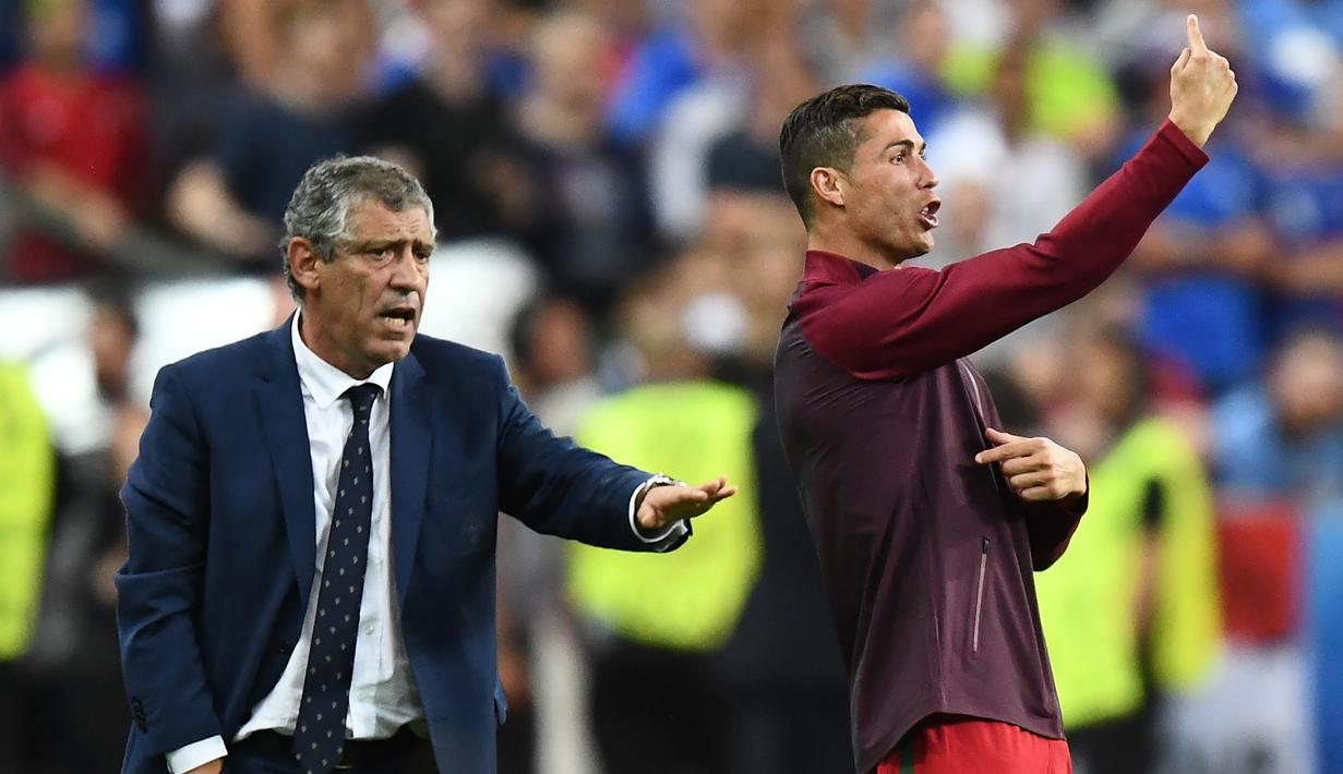 Cristiano Ronaldo bersama pelatih Portugal, Fernando Santos, memberikan instruksi kepada pemain Portugal saat melawan Prancis di laga Final Euro 2016 di Stade de France pada 10 Juli 2016. Portugal menang 1-0 atas Prancis. (AFP/Franck Fife)