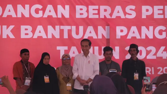 Presiden Joko Widodo (Jokowi) menyerahkan bansos  beras ke sejumlah keluarga penerima manfaat (KPM) di Kabupaten Maros, Sulawesi Selatan, Kamis (22/2/2024). (Dok Bulog)