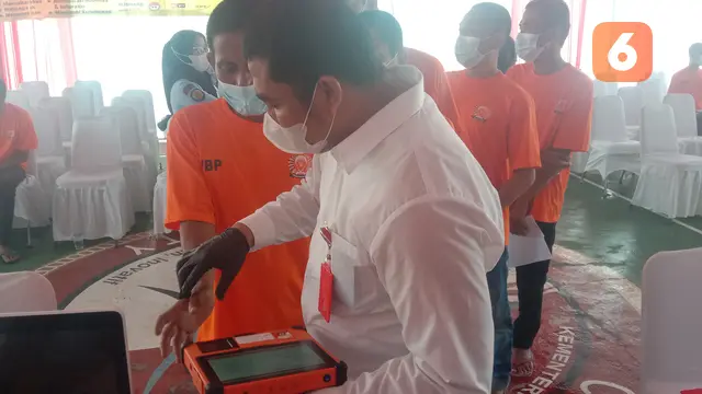 Personil Satreskrim Polres Serkot Gunakan Alat Handheld IPS Mendata NIK WBP Rutan Kelas IIB Serang. (Senin, 27/12/2021). (Liputan6.com/Yandhi Deslatama).