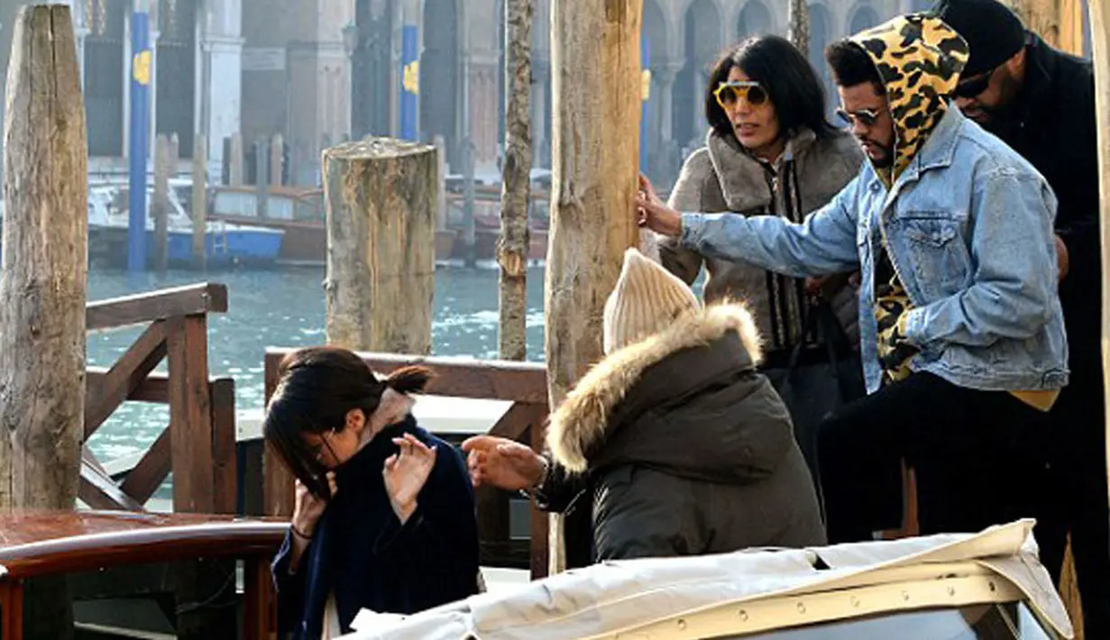 Kabar terbaru dari pasangan Selena Gomez dan The Weeknd. Liburan mereka di Italia ternyata belum usai, keduanya masih terlihat mengunjungi beberapa kota, salah satunya adalah Venesia. (doc.dailymail.com)