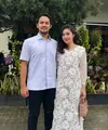 Febby Rastanty dan Drajad Djumantara menikah pada 9 November 2024, tahun ini menjadi pertama bagi mereka merayakan lebaran. Febby tampak mengenakan dress bunga 3D warna putih, sedangkan suaminya tampil mengenakan kemeja biru. [@febbyrastanty]